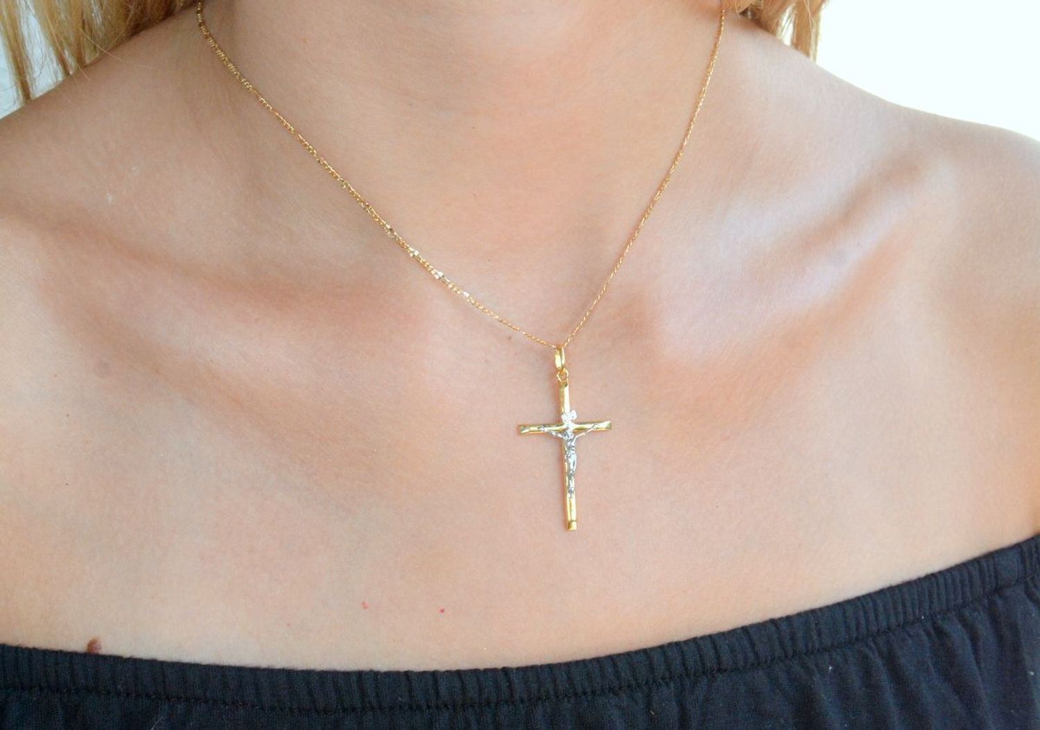 Złota zawieszka 375 krzyżyk z wizerunkiem Jezusa ZA 391 375. Złota zawieszka krzyżyk. Złoty krzyżyk damski, męski. Zawieszka krzyżyk z wizerunkiem Jezusa. Złoty krzyżyk idealny na prezent..jpg